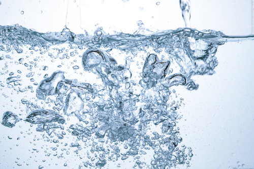 ミネラルウォーターの水槽で勢いよく気泡ぶくぶく