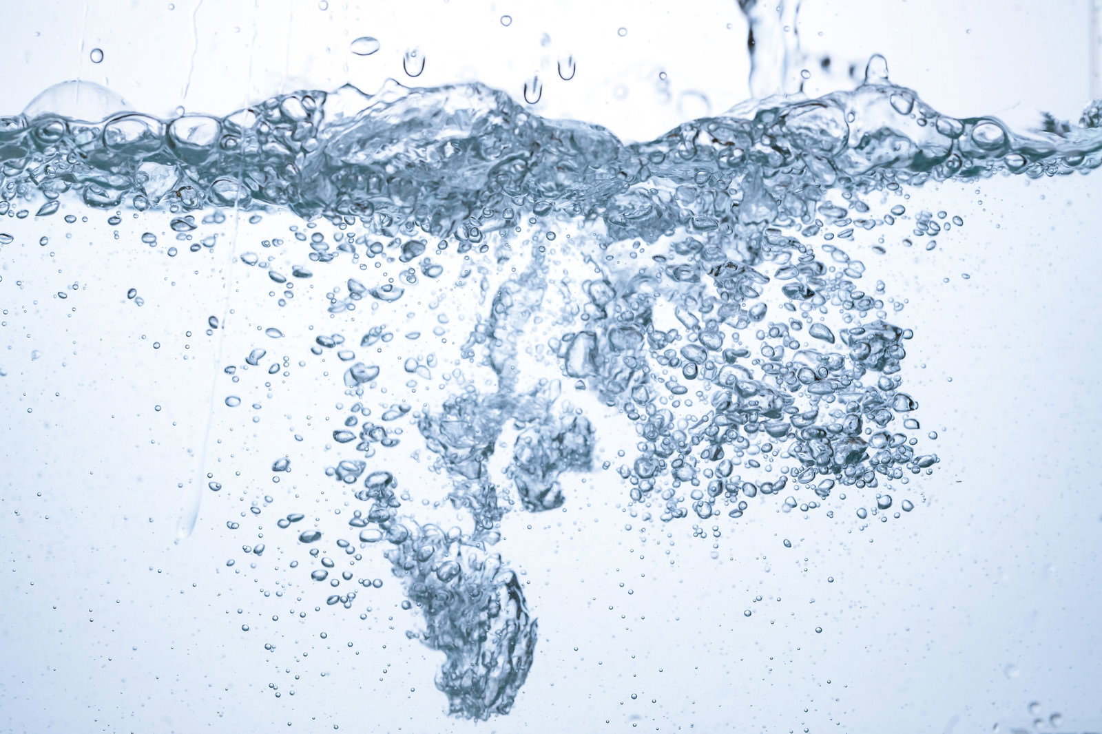 透明な水が注がれて水槽内に気泡が立ち上がる様子