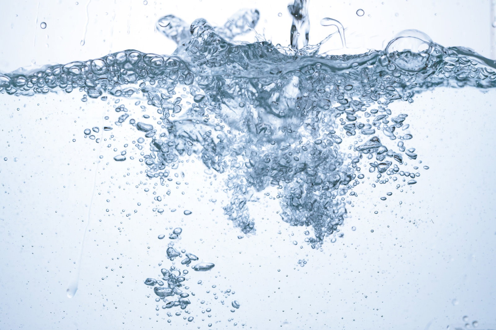 透明な水中で無数の気泡が立ち上がる清涼感あふれる様子
