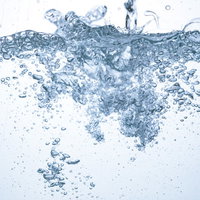 水槽の中で立ち上る気泡、ミネラルウォーターの爽快感の写真