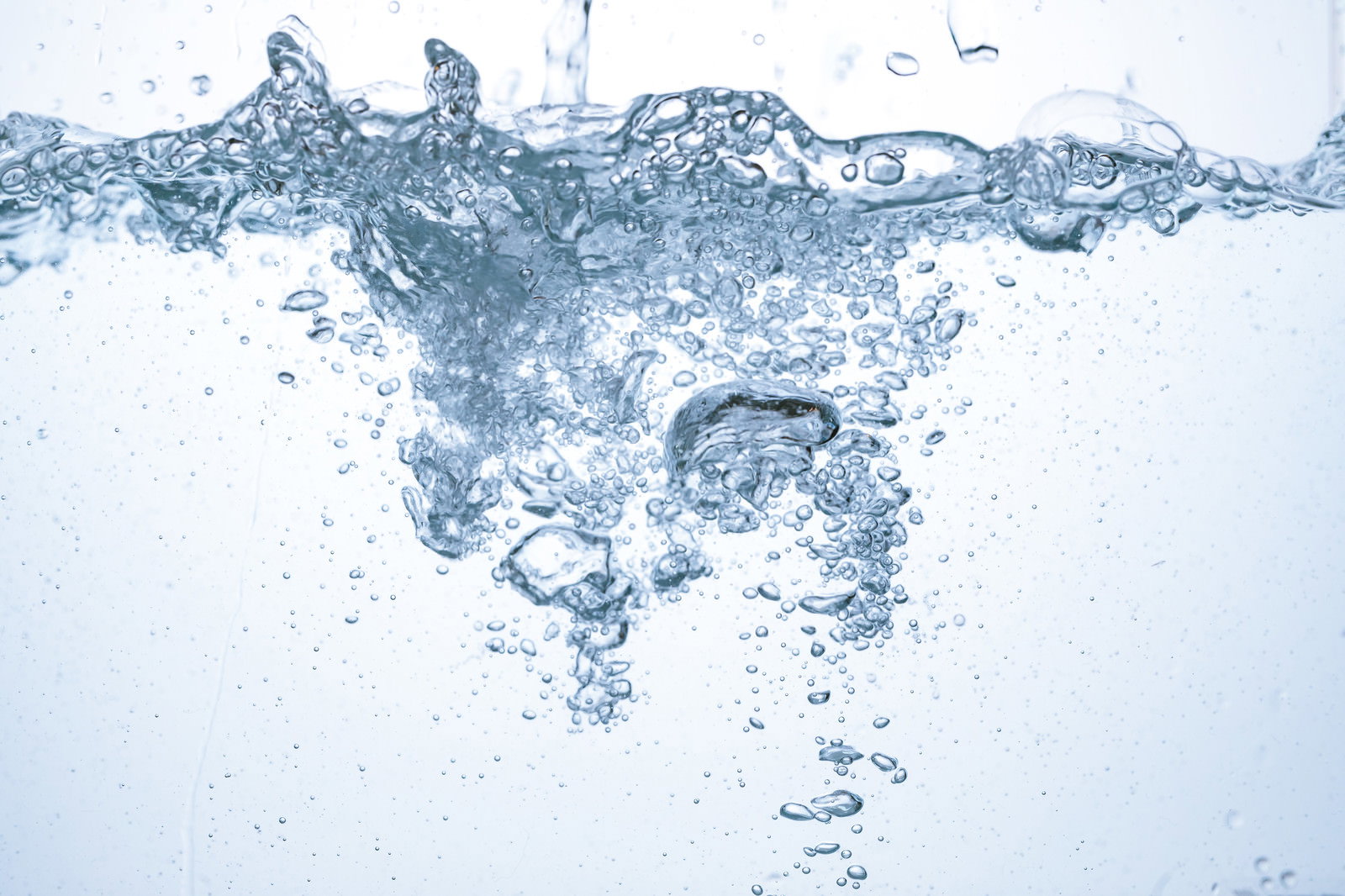 透明な水の中で無数の気泡が上昇している様子