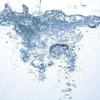 水槽の水の断面に浮かぶ気泡の写真