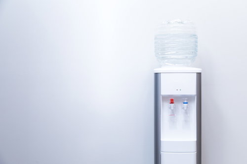 事務所に置かれた白色のウォーターサーバー