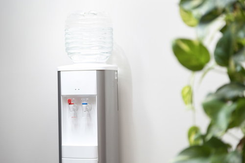 社内に置かれたウォーターサーバー