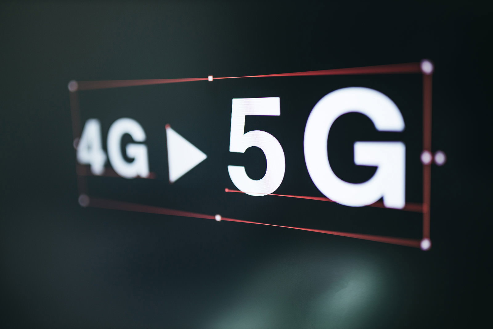 4Gから5Gへの移行を示す黒いディスプレイ画面