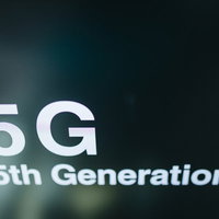 暗い背景に映る5Gの文字とロゴマーク、第5世代移動通信システムの次世代通信技術の写真