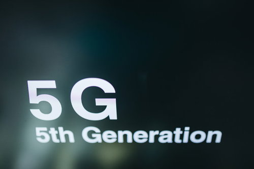 暗い背景に映る5Gの文字とロゴマーク、第5世代移動通信システムの次世代通信技術