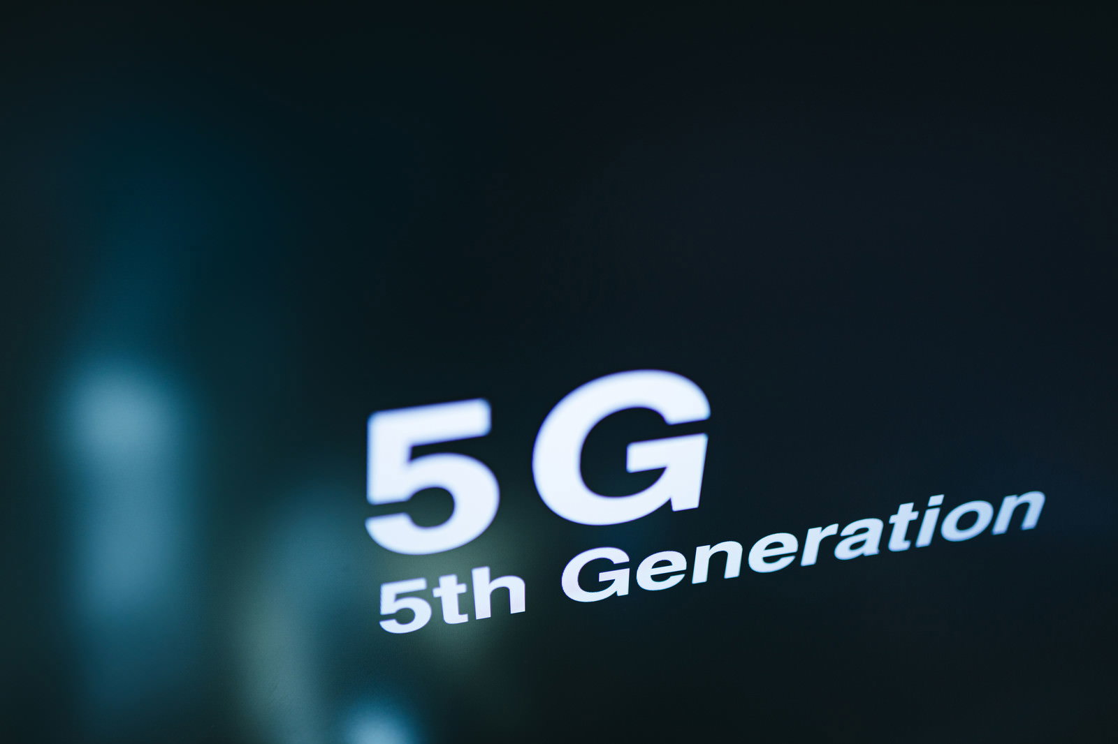 青い背景に白文字で表示された5G（5th Generation）のロゴ