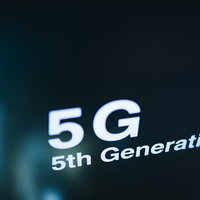 青い背景に表示された5G（5th Generation）のロゴの写真