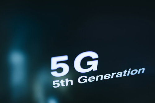 青い背景に表示された5G（5th Generation）のロゴ