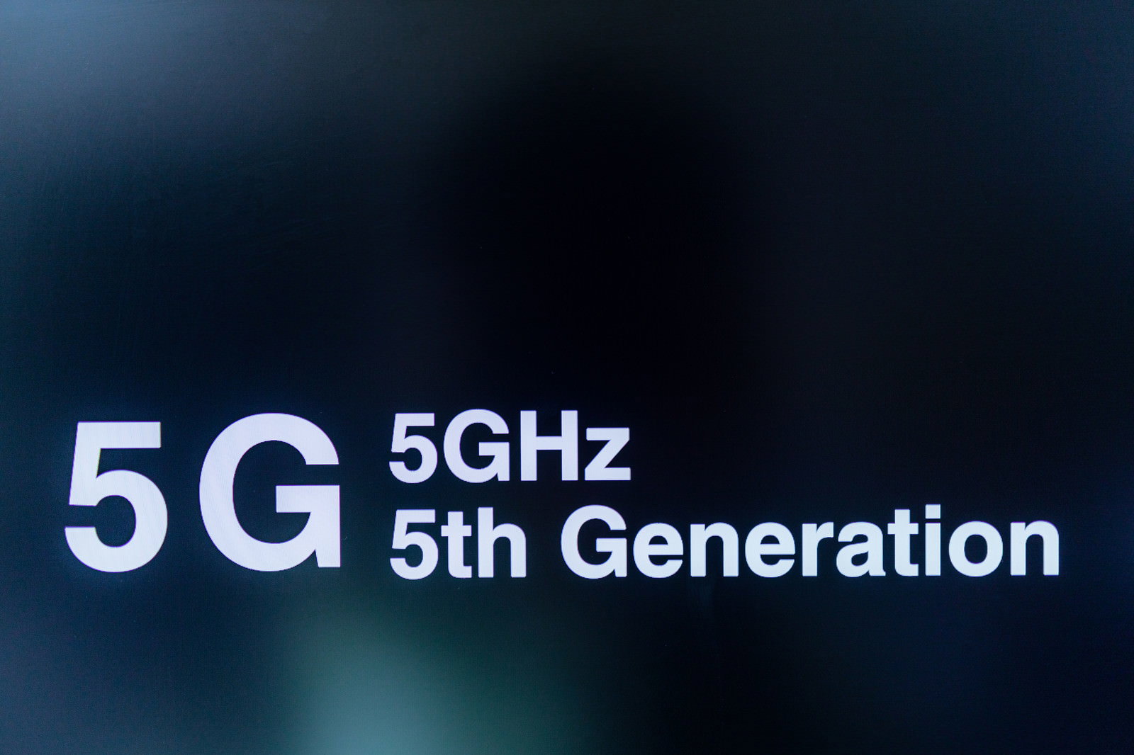 濃いブルーの背景に白文字で5Gと5th Generationと書かれたロゴ