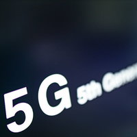 白く光る5Gの文字とネットワーク回線、第5世代移動通信システムの写真