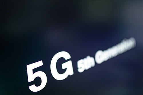 白く光る5Gの文字とネットワーク回線、第5世代移動通信システム