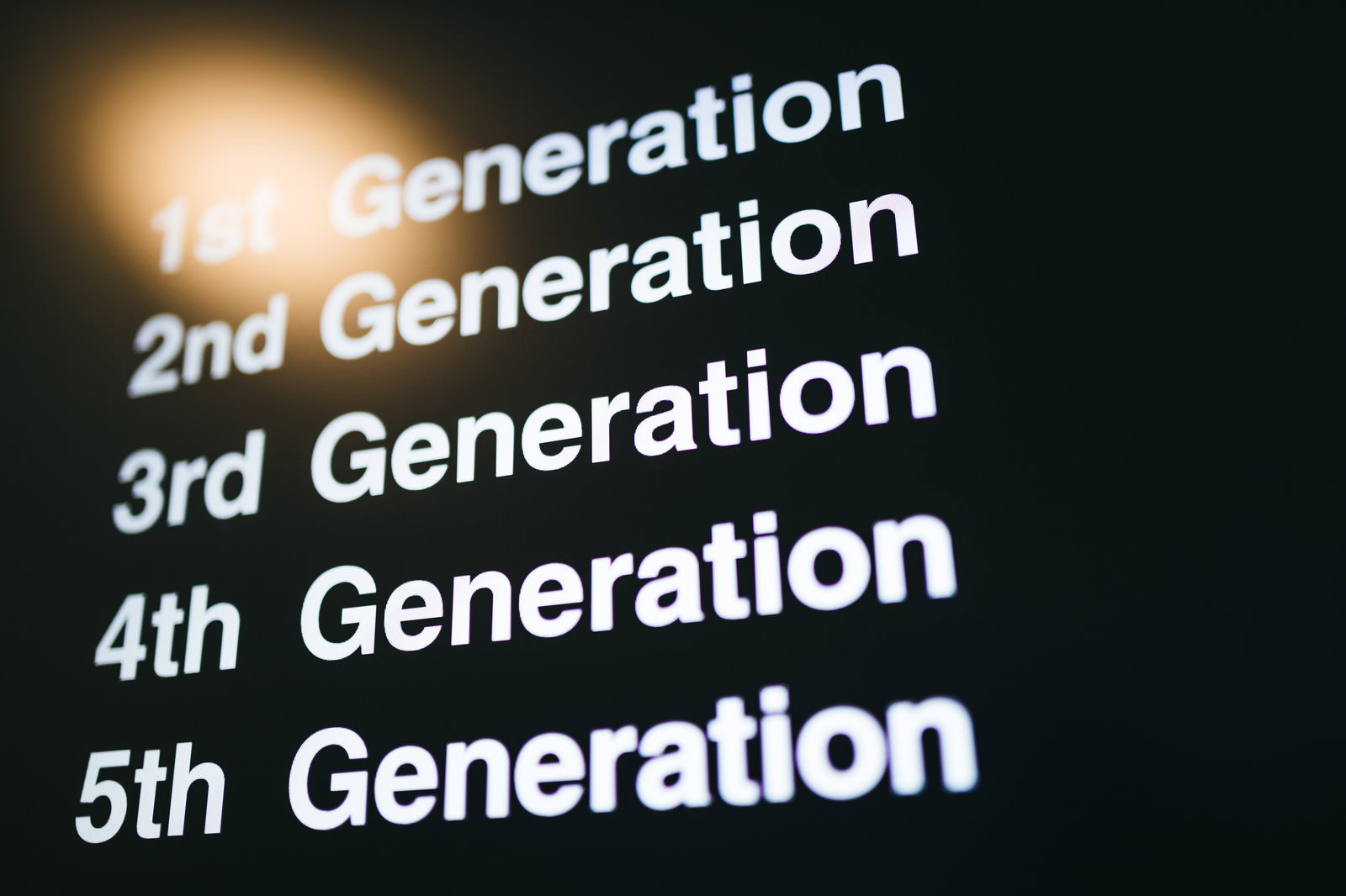 青緑のグラデーション背景に5th Generationなど通信世代の文字が並ぶ