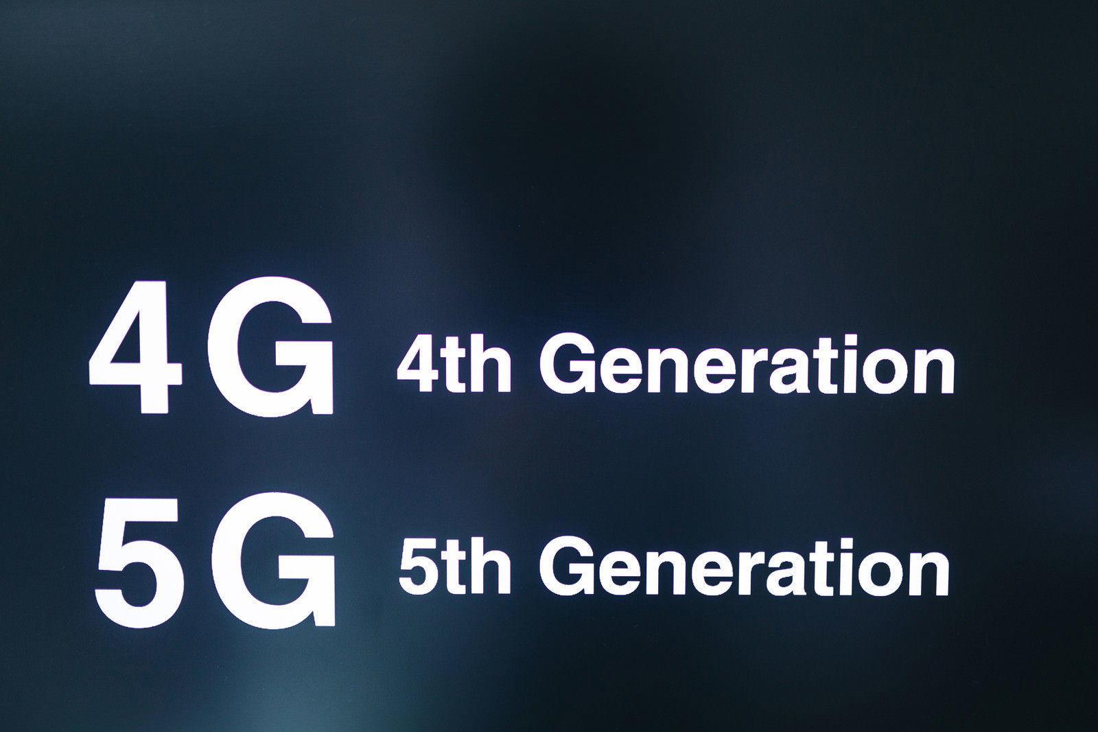 4Gから5G、5thGenerationへの次世代通信技術の比較を表示したテキスト画像
