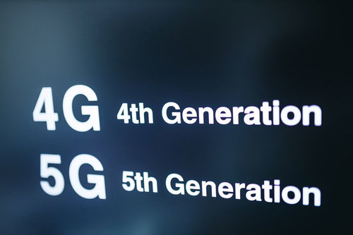 4G通信と5G通信の世代表示とネットワーク技術の比較