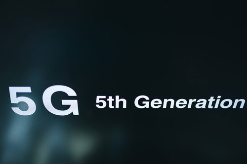 5G（5th Generation）のロゴが白く表示されたデザイン