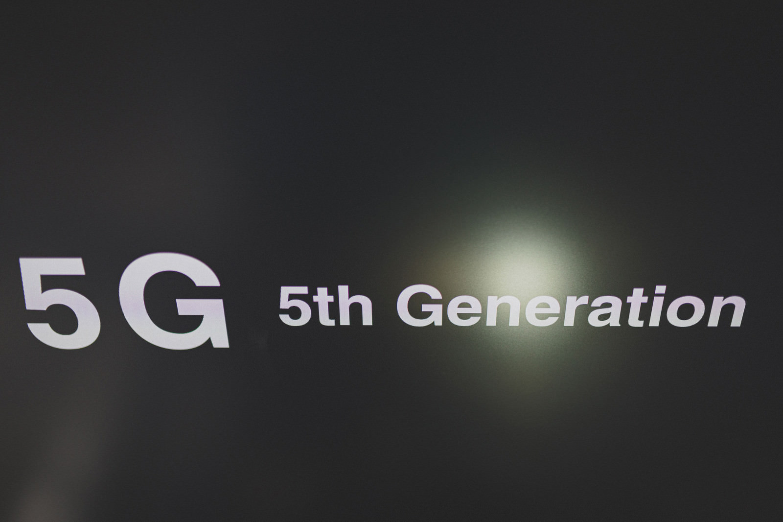 暗い背景に5G 5th Generationの白い文字が表示された通信技術のイメージ