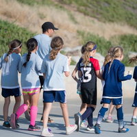 ナビゲーションで行動をログに残すスマートウォッチを装着した子供たちのウォーキングの写真