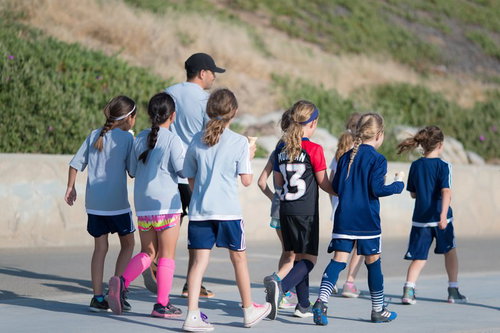 ナビゲーションで行動をログに残すスマートウォッチを装着した子供たちのウォーキング