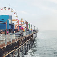 カリフォルニア、サンタモニカピアの海沿い遊園地と青い観覧車の写真