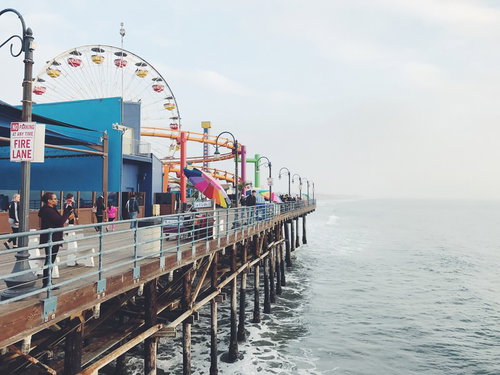 カリフォルニア、サンタモニカピアの海沿い遊園地と青い観覧車