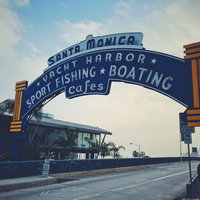 カリフォルニア、サンタモニカのピア入口の白いアーチ型看板の写真