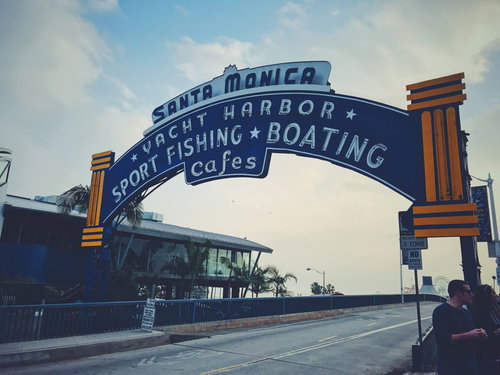 カリフォルニア、サンタモニカのピア入口の白いアーチ型看板