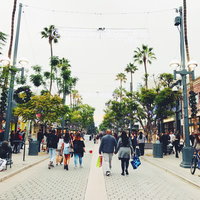 カリフォルニアのショッピング街を歩く観光客と地元の人々の写真