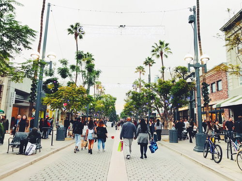 カリフォルニアのショッピング街を歩く観光客と地元の人々