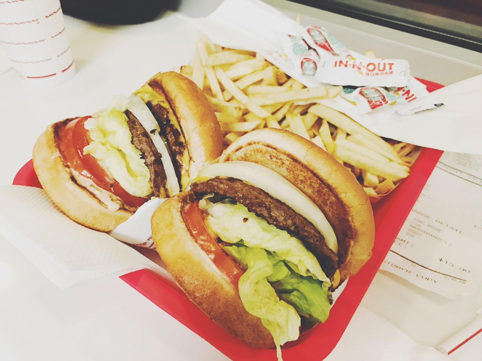厚みのある肉パティと野菜がサンドされたボリューミーなハンバーガー
