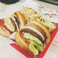 厚みのある肉パティが特徴のボリューミーなハンバーガーの写真