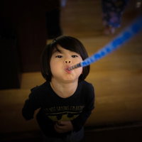 ピロピロプーを吹いて遊ぶ子供の楽しい室内遊びの写真