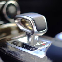 自動車のシルバーメタリックなシフトノブとコックピット周辺の写真