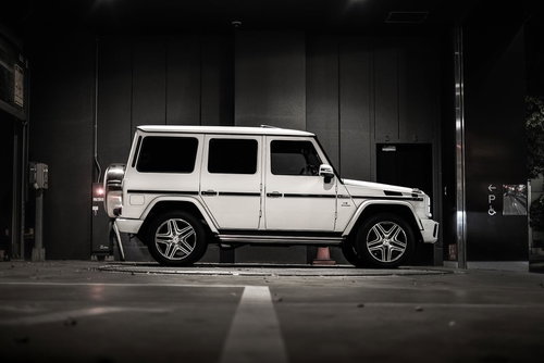 屋内駐車場に停められた白いオフロード車の高級SUV