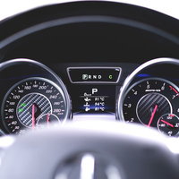 ダッシュボードに配置された車のスピードメーターの写真