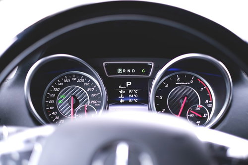 ダッシュボードに配置された車のスピードメーター