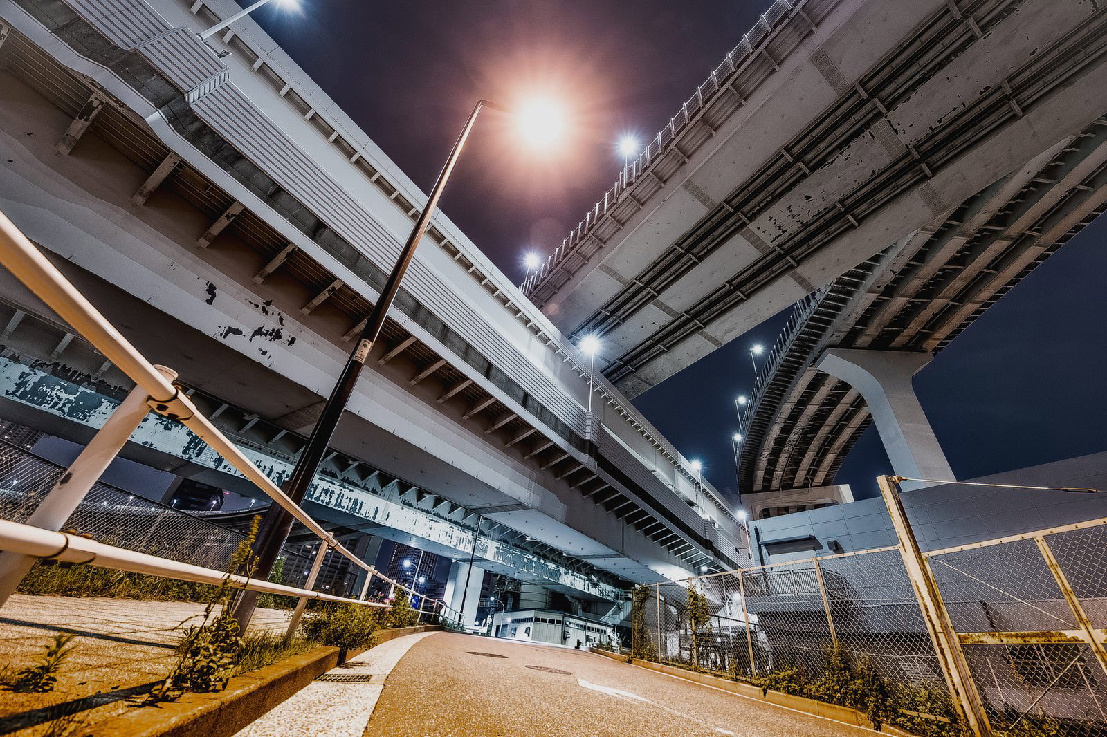 レインボーブリッジ下から見上げた夜景、複数の高速道路が交差し街灯が光る