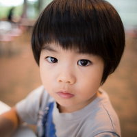 ずっと撮影してくる親を不思議がる我が子の表情の写真