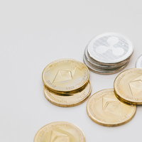 ETH（イーサリアム）とXRP（リップル）のコインの写真
