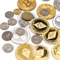 散らばった仮想通貨とフィアット、ビットコインやリップルのコインの写真