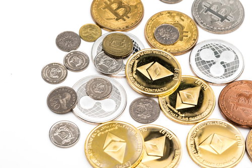 散らばった仮想通貨とフィアット、ビットコインやリップルのコイン