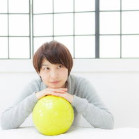 今夜は代表戦、黄色いサッカーボールを抱える女性の写真