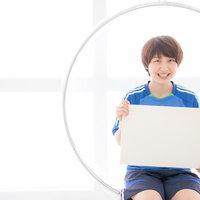 W杯まであと◯◯◯日とホワイトボードに書く女性の写真