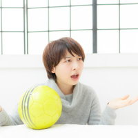 VAR（ビデオアシスタントレフェリー）の判定に納得がいかないサッカー観戦女子の写真