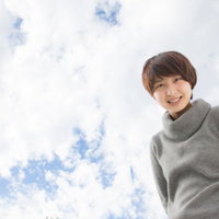 ほら、一緒に頑張ろうよ。タートルネック姿で見上げる彼女。の写真