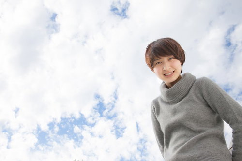 ほら、一緒に頑張ろうよ。タートルネック姿で見上げる彼女。の写真