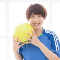 サッカー女子増殖中、黄色いボールを抱える笑顔の写真