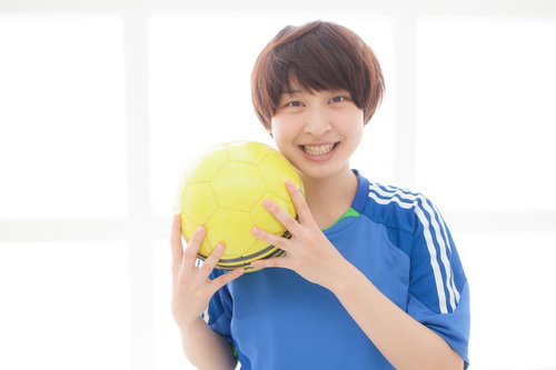 サッカー女子増殖中、黄色いボールを抱える笑顔の写真