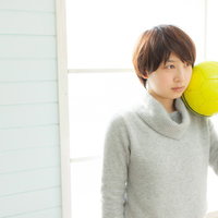 オフシーズンでつまらないサッカー女子、黄色いボールを抱えるの写真